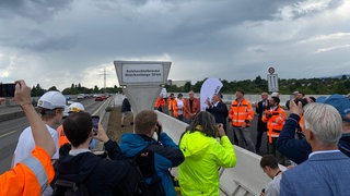 Am Freitagnachmittag wurde die Brückenstehle auf der fertig gestellten Salzbachtalbrücke bei Wiesbaden enthüllt - jetzt kann der Verkehr über die ganze Brücke rollen.