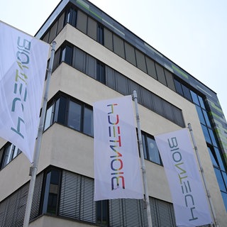 Flaggen vor der Firmenzentrale von BioNTech in Mainz