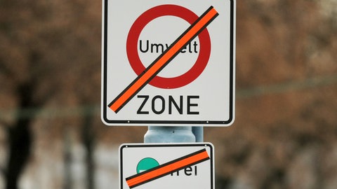Ein Schild mit der durchgestrichenen Aufschrift "Umweltzone". Die Stadt Mainz hebt die Umweltzone in der Stadt zum 1. Oktober 2025 auf