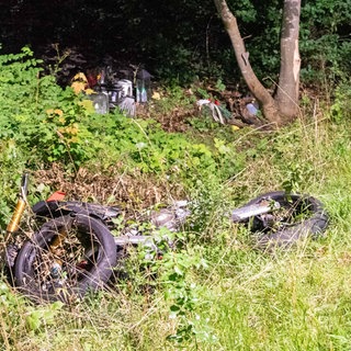 Das kaputte Motorrad liegt in einem Graben: bei dem Unfall ist ein Motorradfahrer aus Mainz-Bingen auf einer Raserstrecke gestorben