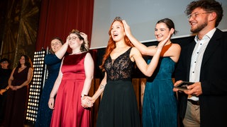 Die beiden strahlenden Weinmajestäten freuen sich über die Kronen nach ihrer Wahl im November 2024.  