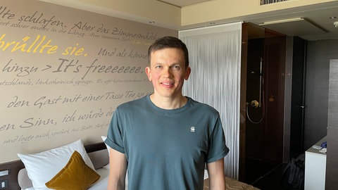 Dimitri Kaniz wohnt für 50 Euro in einem Mainzer Hotel - seine Wohnung ist zu heiß.