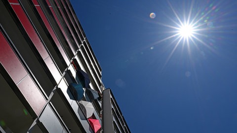 Sonnenschirme in einem Wohnhochhaus sollen die gleißende Sonne abhalten.