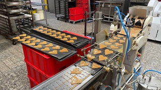 In der Bäckerei Andrae in Waldböckelheim liegen die ersten Lebkuchen auf dem Backblech.