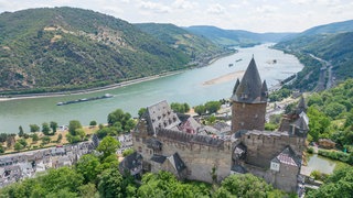 Schiffe fahren auf dem Rhein bei Bacharach.