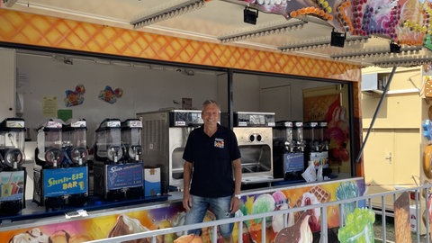 Ralf Leonhard steht in seinem Eisladen. Auf dem Jahrmarkt in Bad Kreuznach verkauft er Softeis und Slush-Eis