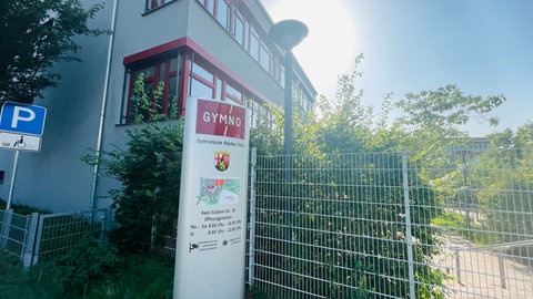Das Gymnasium in Nieder-Olm. In der Schule werden zehn 5. Klassen unterrichtet.