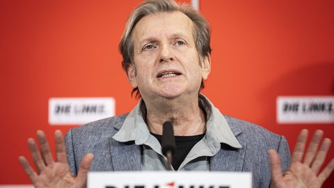 Gerhard Trabert bei einem Auftritt für die Partei DIE LINKE: Der Sozialmediziner aus Mainz hat mehrere Schlaganfäller erlitten und kann sein Bundestagsmandat nicht wahrnehmen. 