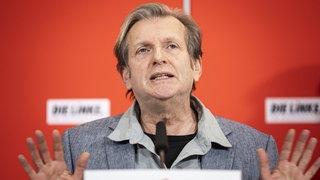 Gerhard Trabert bei einem Auftritt für die Partei DIE LINKE: Der Sozialmediziner aus Mainz hat mehrere Schlaganfäller erlitten und kann sein Bundestagsmandat nicht wahrnehmen. 