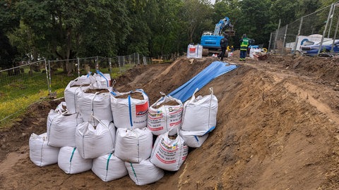 Um den Fundort der Bombe am Alten Jüdischen Friedhof in Mainz wurde ein Schutzwall aus Sandsäcken errichtet.