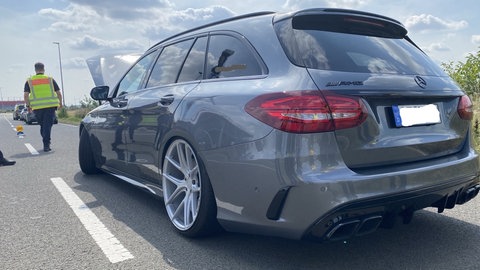 Ein tiefer gelegtes Auto bei der Tuning-Kontrolle. In Mainz wurden mehr als 20 Autos aus dem Verkehr gezogen. 