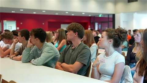 Schüler hören bei der Veranstaltung "Crash-Kurs RLP" den Berichten über tödliche Unfälle zu.