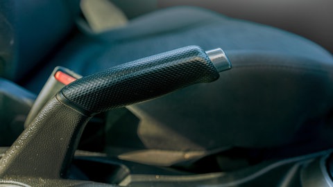 Ein Beifahrer hat die Handbremse gezogen und dadurch auf der B9 bei Bingen einen Unfall verursacht. (Symbolbild)