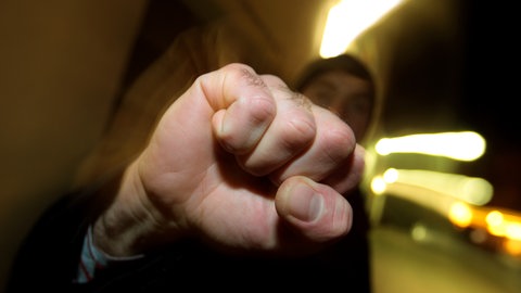 Ein junger Mann hebt seine geballte Faust. In Bad Kreuznach wurde jetzt ein Intensivtäter und notorischer Schläger verurteilt. 