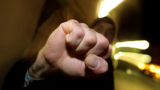Ein junger Mann hebt seine geballte Faust. In Bad Kreuznach wurde jetzt ein Intensivtäter und notorischer Schläger verurteilt. 