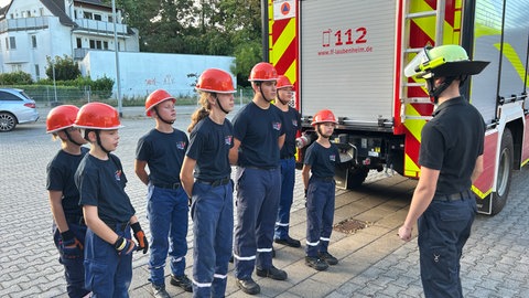 Die Mitglieder der Laubenheimer Jugendfeuerwehr stehen in Reih und Glied. Seit 50 Jahren schafft es die Freiwillige Feuerwehr hier ihren Nachwuchs auszubilden und zum großen Teil zu übernehmen. 