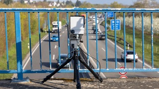 Eine sogenannte Monocam steht auf einer Autobahnbrücke bei Mainz. Sie soll Menschen auf nehmen die ihr Handy am Steuer in der Hand haben-
