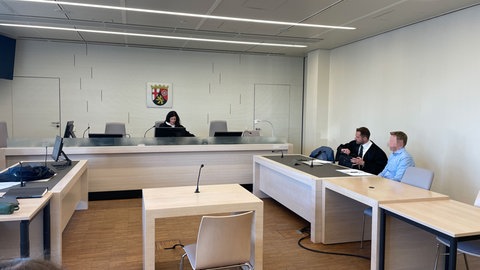 Der Angeklagte und sein Anwalt im Bad Kreunacher Amtsgericht: Dem Arzt wird vorgeworfen, eine Patientin sexuell missbraucht zu haben.