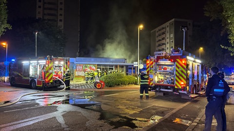 Ein Brand ist in einem Geschäftsgebäude in Mainz-Bretzenheim ausgebrochen. Der Supermarkt war zum Zeitpunkt des Brandes leer.