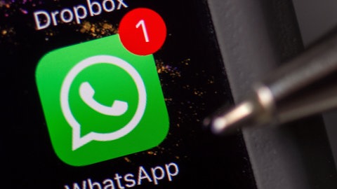 Auf dem Bildschirm eines Smartphones sieht man das Icon WhatsApp. Das SWR Studio Mainz hat einen neuen WhatsApp-Kanal.