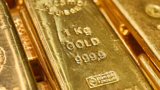 Ein Goldbarren im Tresorraum einer Bank. In Bingen hat ein Mann hat falsche Goldbarren gekauft. 