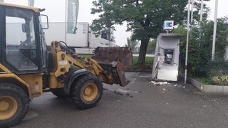 In Worms haben Unbekannte einen Radlader von ein Baustelle gestohlen und haben versucht, mit ihm einen Geldautomaten zu knacken. 