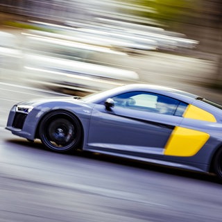 Ein Sportwagen rast über die Autobahn: Auf der A63 bei Wörrstadt sollen sich mehrere Wagen ein illegales Rennen geliefert haben. (Symbolbild) 