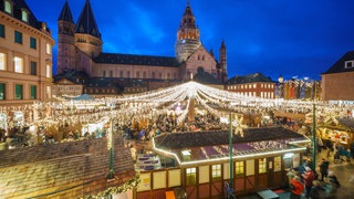 Auf dem Mainzer Weihnachtsmarkt auf dem Domplatz drängen sich viele Menschen.