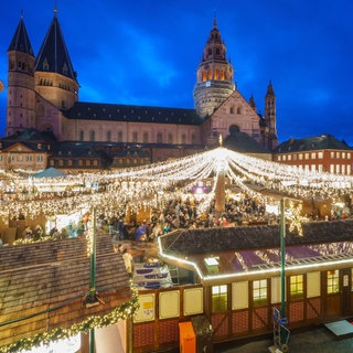 Auf dem Mainzer Weihnachtsmarkt auf dem Domplatz drängen sich viele Menschen.