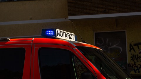 Ein Krankenwagen: Nach einem Balkonsturz in Alzey wird gegen eine verdächtige Person ermittelt