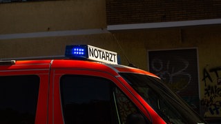 Ein Krankenwagen: Nach einem Balkonsturz in Alzey wird gegen eine verdächtige Person ermittelt