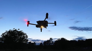 Eine Drohne steigt in den Nachthimmel auf. (Symbolbild)