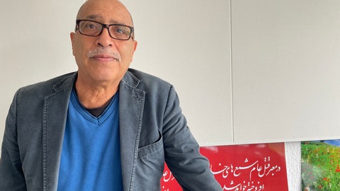 Der Mainzer Menschenrechtler Behrouz Asadi in seinem Büro in der Mainzer Innenstadt. Er bekommt für seine Arbeit das Bundesverdienstkreuz verliehen.