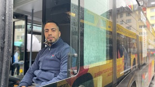 Muthana Khder sitzt in einem Bus der Mainzer Verkehrsgesellschaft. Der Syrer hat eine Ausbildung als Busfahrer gemacht