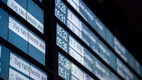 Symbolbild | Zugausfälle werden auf einer Hinweistafel der Deutschen Bahn angezeigt.