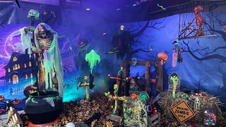 Auf ihrem Hof hat Familie Wagner einen Friedhof gestaltet. Darauf treiben Skelette im Nebel ihr Unwesen.