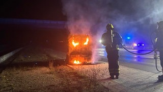 Die Feuerwehr löscht den brennenden mobilen Blitzer auf der A61 bei Daxweiler.