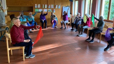 Gemeindeschwester Plus turnt mit Senioren im Gemeindehaus der evangelischen Kirche Eppelsheim. 