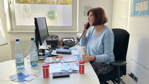 Heike Lörcher-Denne sitzt in ihrem Büro in Alzey und telefoniert.