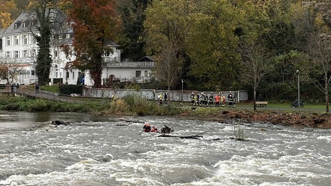 Rettungskräfte auf der Nahe und an Land. Sie haben fünf Menschen gerettet, deren Kanu gekentert war.