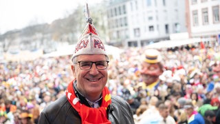 Hannsgeorg Schönig steht vor der feiernden Masse auf dem Schillerplatz. Er bleibt Präsident des MCV.