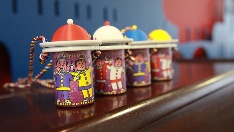 Die neuen Zugplakettchen des MCV bilden die Hofsänger ab.