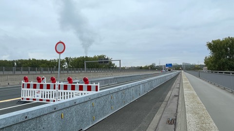 Die gesperrte Abfahrt nach Mainz-Mombach auf der A643