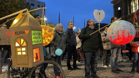 Mit selbstgebastelten Laternen demonstrieren die Klimaaktivisten in Mainz. 
