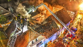 Brennendes Mehrfamilienhaus in Monzingen (Kreis Bad Kreuznach). Bei dem Brand wurden vier Bewohner verletzt.