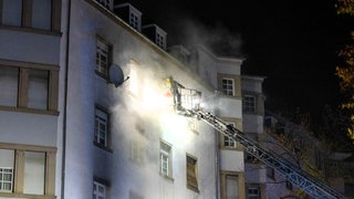 Die Feuerwehr rettet Menschen über Drehleiter aus dem brennenden Haus - Explosion in der Mainzer Neustadt