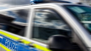 Ein Polizeiauto fährt mit Blaulicht (Symbolbild): In Mainz hat eine Frau fünf Unfälle kurz hintereinander verursacht. 