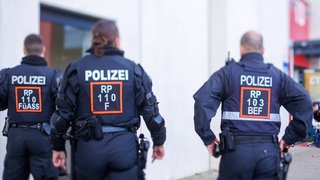 Drei Polizisten in Uniform im Stadion von Mainz 05 (Symbol): Der FSV Mainz 05 verurteilt die Attcke einiger Anhänger auf einen Bundespolizisten.