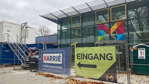 Bauzäune vor dem Eingang des Mainzer Taubertsbegbades. Die Eröffnung verschiebt sich, weil die Baufirma Karrié pleite ist. 