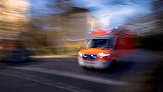 Ein Krankenwagen fährt mit Blaulicht (Symbolbild)